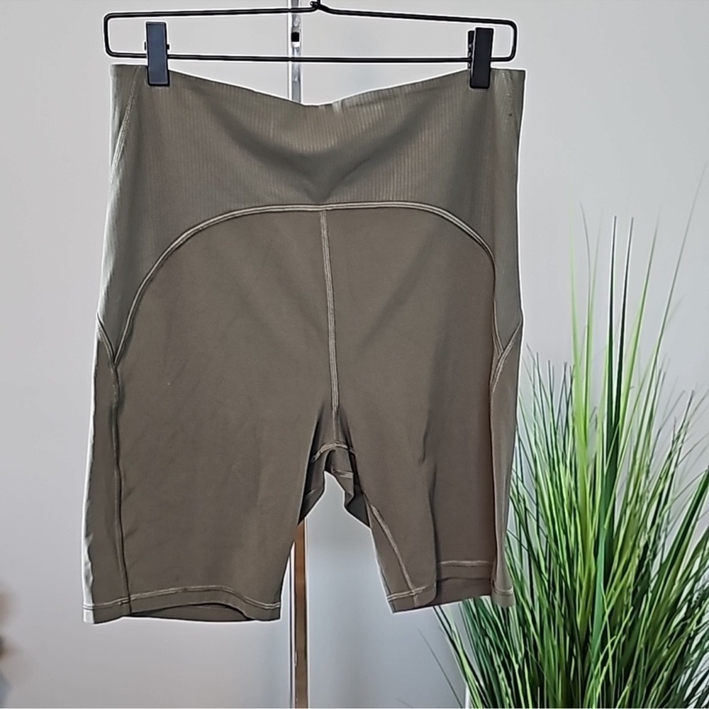 Lululemon Blissful Bend Super High-Rise Short 8" in Army Green - Picture 2 of 10